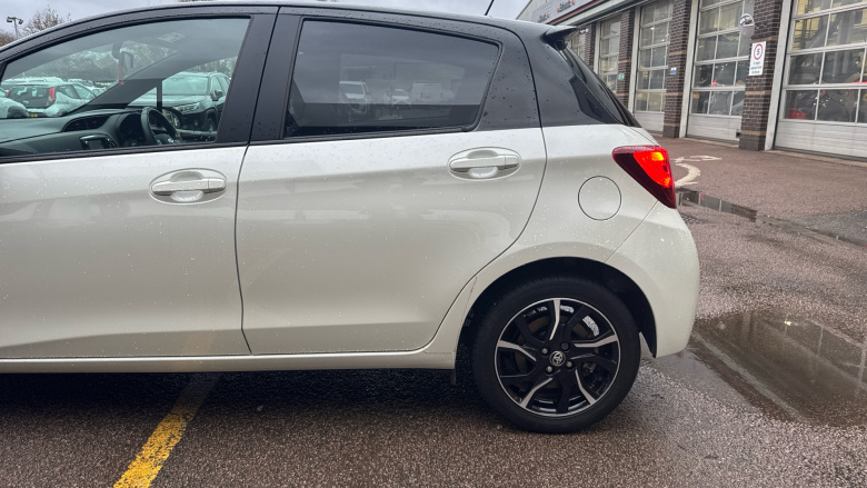 Toyota Yaris 1.33 VVT-i Design 5dr Petrol Hatchback